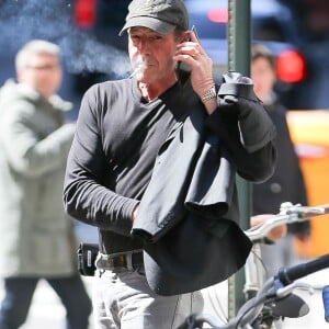 Exclusif - Michael Lohan (le père de Lindsay Lohan) fume une cigarette dans les rues de New York, le 13 avril 2016