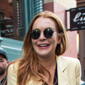 Lindsay Lohan porte toujours sa bague qui alimente les rumeurs de fiancailles avec son compagnon Egor Tarabasov à New York le 13 avril 2016.