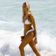 Le mannequin Natalie Roser en pleine séance photo sur une plage de Miami, le 17 juillet 2016.