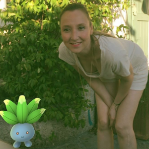 Audrey Lamy pose avec un charmant Pokémon pour sa nièce Chloé Jouannet. Photo postée sur Instagram, le 27 juillet 2016.