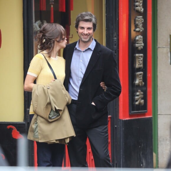 Bérénice Bejo, Micha Lescot - Tournage du film de Michel Hazanavicius "Le Redoutable" à Paris le 27 juillet 2016