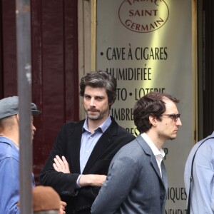 Micha Lescot, Louis Garrel - Tournage du film de Michel Hazanavicius "Le Redoutable" à Paris le 27 juillet 2016.