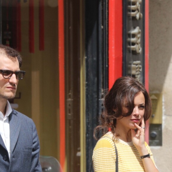 Louis Garrel, Bérénice Bejo, Micha Lescot - Tournage du film de Michel Hazanavicius "Le Redoutable" à Paris le 27 juillet 2016.