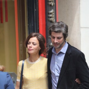 Bérénice Bejo, Micha Lescot - Tournage du film de Michel Hazanavicius "Le Redoutable" à Paris le 27 juillet 2016