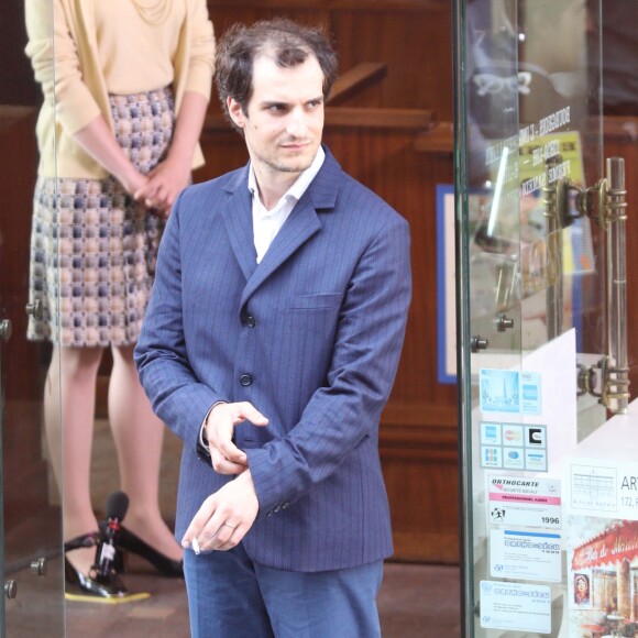 Louis Garrel - Tournage du film de Michel Hazanavicius "Le Redoutable" à Paris le 27 juillet 2016.