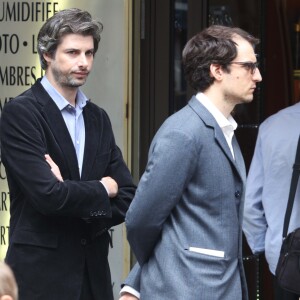 Micha Lescot, Louis Garrel - Tournage du film de Michel Hazanavicius "Le Redoutable" à Paris le 27 juillet 2016.