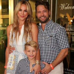 Jason Priestley, sa femme Naomi Lowde-Priestley et leur fils Dashiell Priestley lors de la soirée "Raising The Bar To End Parkinson's" au Laurel Point à Studio City, le 27 juillet 2016.