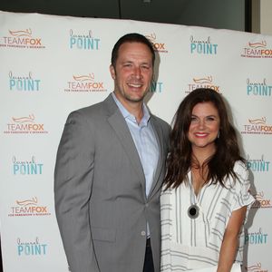 Tiffani Thiessen et son mari Brady Smith lors de la soirée "Raising The Bar To End Parkinson's" au Laurel Point à Studio City, le 27 juillet 2016.