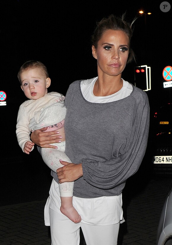 Katie Price, son mari Kieran Hayler et leur fille Bunny à la sortie du New Victoria Theatre à Woking, le 11 décembre 2015.