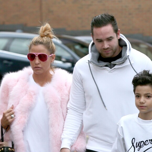 Katie Price arrive, avec sa fille Princess, son fils Junior Savva et son mari Kieran Hayler, au théâtre de Woking. Le 18 décembre 2015