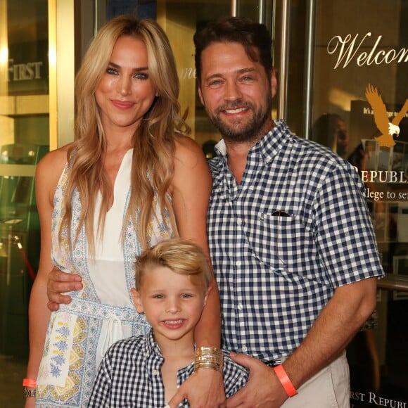 Jason Priestley, sa femme Naomi Lowde-Priestley et leur fils Dashiell Priestley lors de la soirée "Raising The Bar To End Parkinson's" au Laurel Point à Studio City, le 27 juillet 2016.