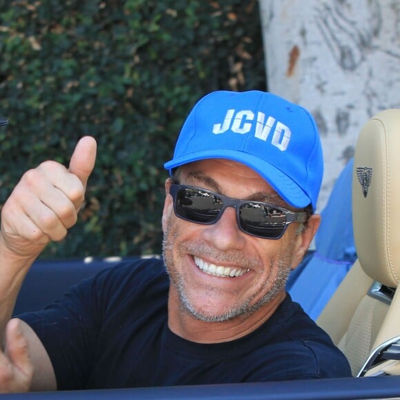 Jean-Claude Van Damme au volant de sa Bentley à Beverly Hills, le 17 septembre 2015