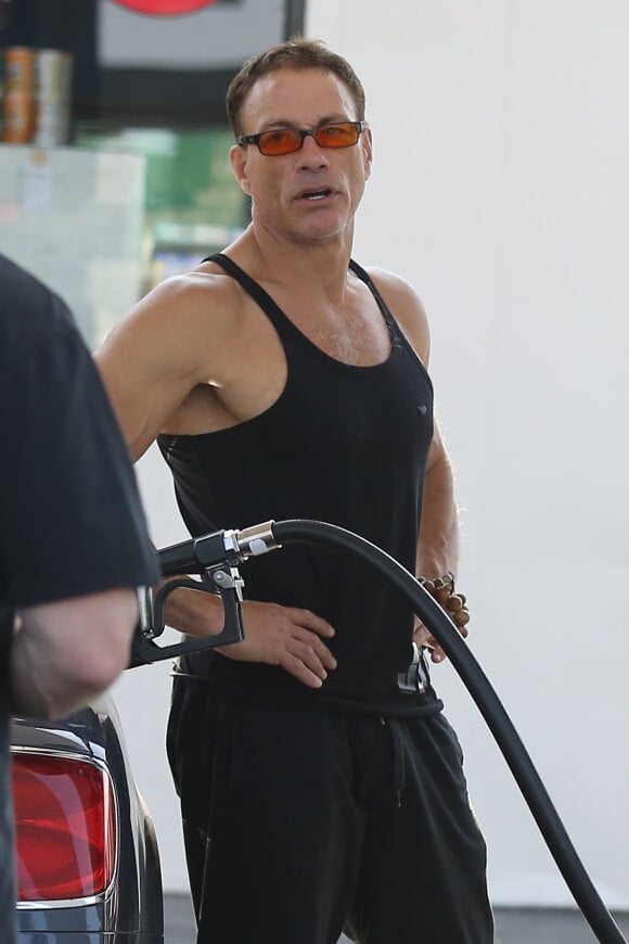 Exclusif - Jean-Claude Van Damme fait le plein d'essence de sa voiture Bentley décapotable à une station service à Venice, le 23 mai 2015