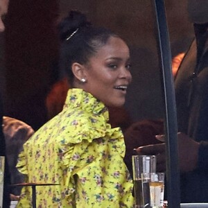 Rihanna Rihanna est allée diner à Stockholm. Accompagnée de ses gardes du corps, elle a marché jusqu'au restaurant en découvrant la ville le 5 juillet 2016
