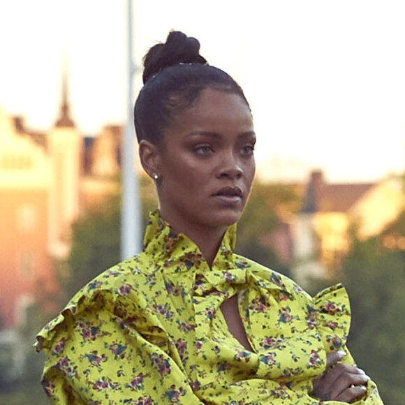Rihanna Rihanna est allée diner à Stockholm. Accompagnée de ses gardes du corps, elle a marché jusqu'au restaurant en découvrant la ville.