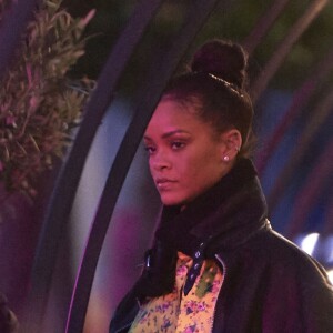 Rihanna Rihanna est allée diner à Stockholm. Accompagnée de ses gardes du corps, elle a marché jusqu'au restaurant en découvrant la ville. Le 5 juillet 2016