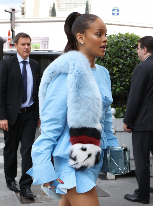 La chanteuse Rihanna arrive à la boutique Dior à Paris. Le 29 juillet 2016