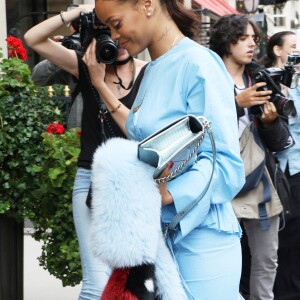 La chanteuse Rihanna arrive à l'hôtel Plaza Athénée à Paris. Le 29 juillet 2016