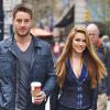 Exclusif - Justin Hartley et sa petite amie Chrishell Stause se promènent dans les rues de Vancouver, le 22 mars 2015
