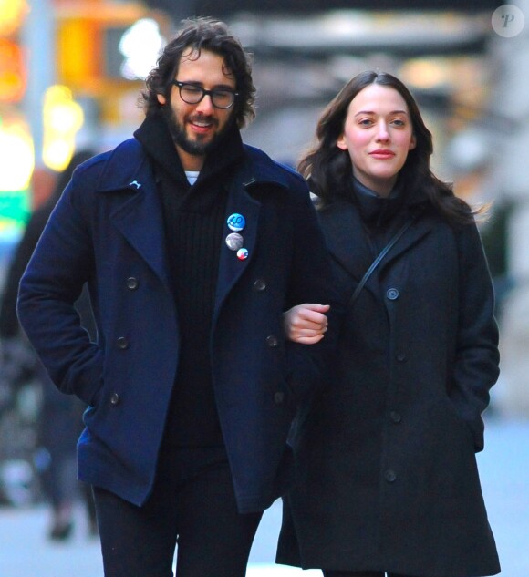 L'actrice Kat Dennings et son compagnon Josh Groban se promènent en amoureux dans les rues de New York. Le 31 décembre 2014