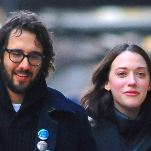 L'actrice Kat Dennings et son compagnon Josh Groban se promènent en amoureux dans les rues de New York. Le 31 décembre 2014