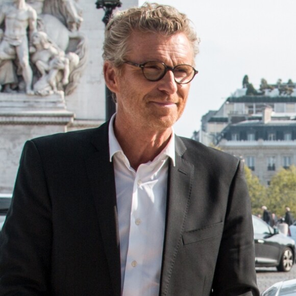 Denis Brogniart pose devant l'Aston Martin DB10 à Paris le 10 octobre 2015 à l'occasion de la sortie du nouveau James Bond, "Spectre" qui sortira le 11 novembre. L'Aston Martin DB10 est une série spéciale d'automobile du constructeur britannique Aston Martin, créée spécialement pour James Bond.