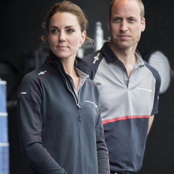 Le prince William, duc de Cambridge, et Kate Middleton, duchesse de Cambridge, lors de la manche de l'America's Cup World Series à Portsmouth le 24 juillet 2016.