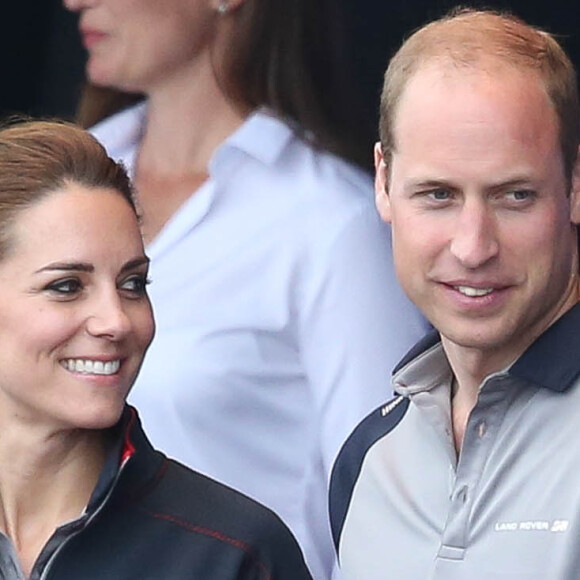 Le prince William, duc de Cambridge, et Kate Middleton, duchesse de Cambridge, lors de la manche de l'America's Cup World Series à Portsmouth le 24 juillet 2016.