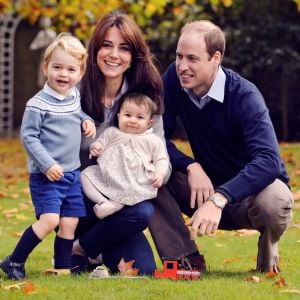 Le duc et la duchesse de Cambridge avec leurs enfants George et Charlotte en octobre 2015 dans le parc de leur résidence officielle, Kensington Palace, à Londres.