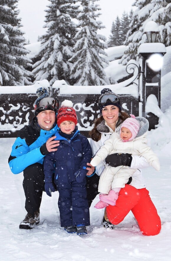 Le duc et la duchesse de Cambridge avec leurs enfants George et Charlotte en mars 2016 à Courchevel, lors d'un week-end à la neige.