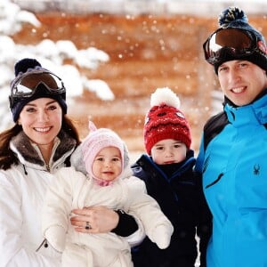 Le duc et la duchesse de Cambridge avec leurs enfants George et Charlotte en mars 2016 à Courchevel, lors d'un week-end à la neige.