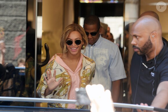 La chanteuse Beyoncé et le chanteur Jay Z sortent du magasin Just Cavalli à Milan, le 18 juillet 2016.