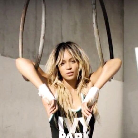 Beyonce pose pour sa collection de vêtements de sport "Ivy Park" à Houston le 31 mars 2016.