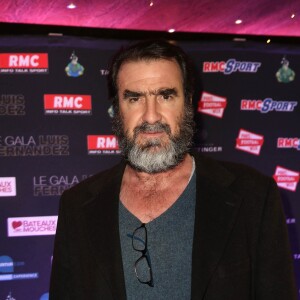 Eric Cantona - Soirée de gala en l'honneur de Luis Fernandez sur les Bateaux Mouches à Paris le 17 mars 2016. © Cyril Moreau/Bestimage  Gala of Luis Fernandez in his honor on Thursday, March 17, 2016. Luis Fernandez, former footballer and coach of the Paris Saint Germain Club is also sport consultant with the Radio RMC. This event proceeded in several phases, and at first the emission: The Show Luis Attaque in live on RMC, then a cocktail and a gala dinner on the Seine17/03/2016 - Paris