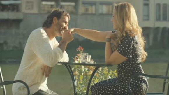 Hélène Ségara dans le clip de L'Envol