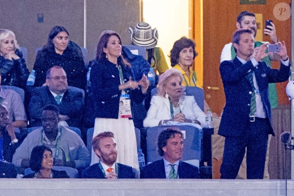 La princesse Mary et le prince Frederik de Danemark dans les tribunes du stade Maracanã le 5 août 2016, assistant à la cérémonie d'ouverture des Jeux olympiques de Rio de Janeiro.