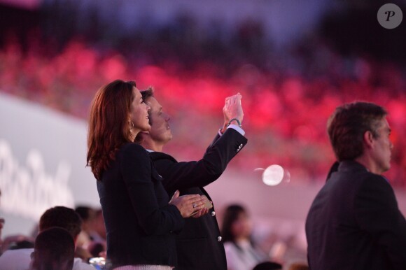 La princesse Mary et le prince Frederik de Danemark dans les tribunes du stade Maracanã le 5 août 2016, assistant à la cérémonie d'ouverture des Jeux olympiques de Rio de Janeiro.