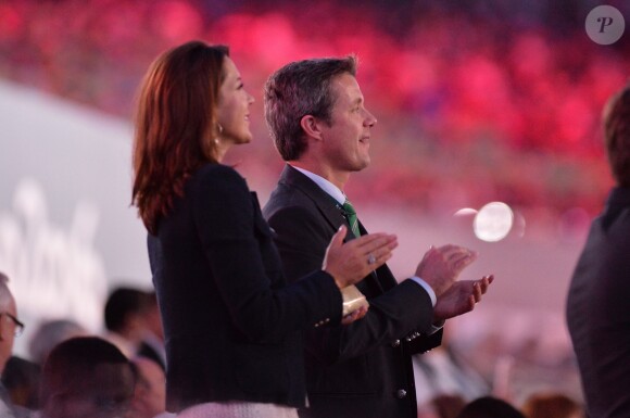 La princesse Mary et le prince Frederik de Danemark dans les tribunes du stade Maracanã le 5 août 2016, assistant à la cérémonie d'ouverture des Jeux olympiques de Rio de Janeiro.
