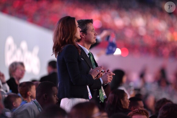 La princesse Mary et le prince Frederik de Danemark dans les tribunes du stade Maracanã le 5 août 2016, assistant à la cérémonie d'ouverture des Jeux olympiques de Rio de Janeiro.