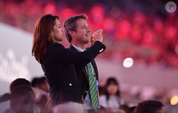 La princesse Mary et le prince Frederik de Danemark dans les tribunes du stade Maracanã le 5 août 2016, assistant à la cérémonie d'ouverture des Jeux olympiques de Rio de Janeiro.