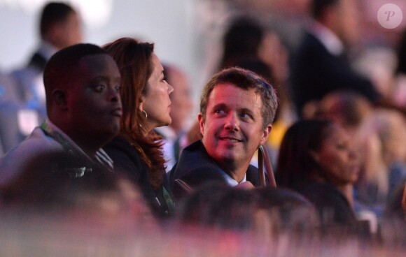 La princesse Mary et le prince Frederik de Danemark dans les tribunes du stade Maracanã le 5 août 2016, assistant à la cérémonie d'ouverture des Jeux olympiques de Rio de Janeiro.