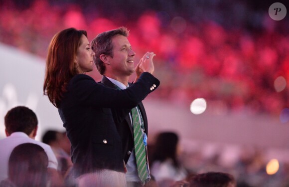 La princesse Mary et le prince Frederik de Danemark dans les tribunes du stade Maracanã le 5 août 2016, assistant à la cérémonie d'ouverture des Jeux olympiques de Rio de Janeiro.