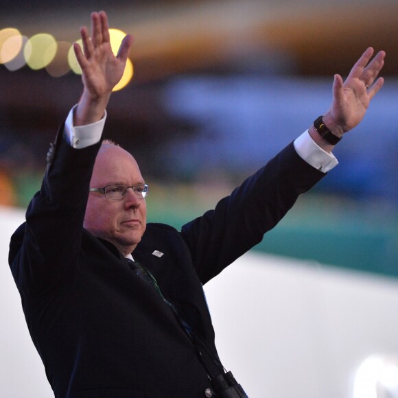 Le prince Albert II de Monaco dans les tribunes du stade Maracanã le 5 août 2016 lors de la cérémonie d'ouverture des Jeux olympiques de Rio de Janeiro.