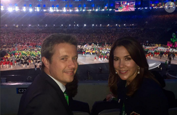 Le prince héritier Frederik et la princesse héritière Mary de Danemark dans les tribunes du stade Maracanã le 5 août 2016 lors de la cérémonie d'ouverture des Jeux olympiques de Rio de Janeiro. © Cour royale de Suède / Instagram