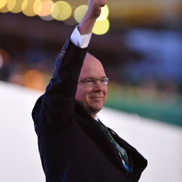 Le prince Albert II de Monaco dans les tribunes du stade Maracanã le 5 août 2016 lors de la cérémonie d'ouverture des Jeux olympiques de Rio de Janeiro.