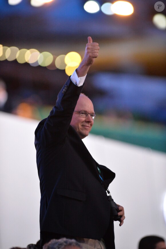 Le prince Albert II de Monaco dans les tribunes du stade Maracanã le 5 août 2016 lors de la cérémonie d'ouverture des Jeux olympiques de Rio de Janeiro.