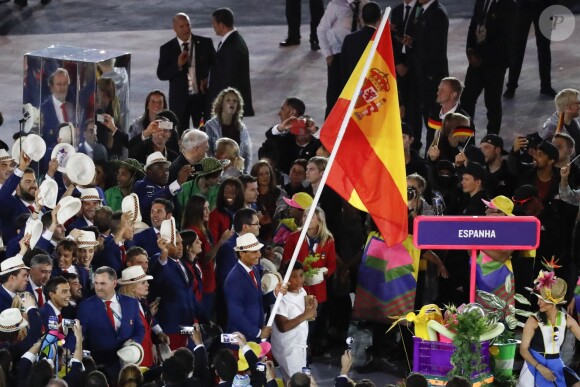 Rafael Nadal et la délégation espagnole dans le stade Maracanã le 5 août 2016 lors de la cérémonie d'ouverture des Jeux olympiques de Rio de Janeiro.