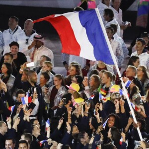 Teddy Riner, porte-drapeau, et la délégation française dans le stade Maracanã le 5 août 2016 lors de la cérémonie d'ouverture des Jeux olympiques de Rio de Janeiro.