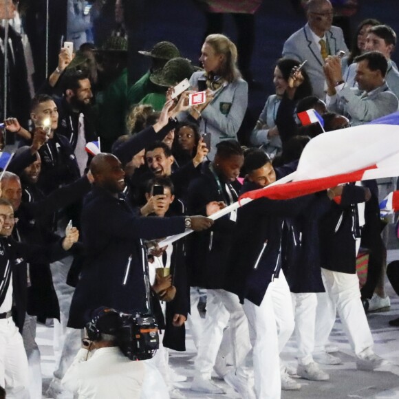 Teddy Riner, porte-drapeau, et la délégation française dans le stade Maracanã le 5 août 2016 lors de la cérémonie d'ouverture des Jeux olympiques de Rio de Janeiro.