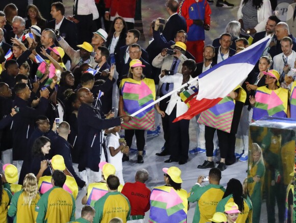 Teddy Riner, porte-drapeau, et la délégation française dans le stade Maracanã le 5 août 2016 lors de la cérémonie d'ouverture des Jeux olympiques de Rio de Janeiro.